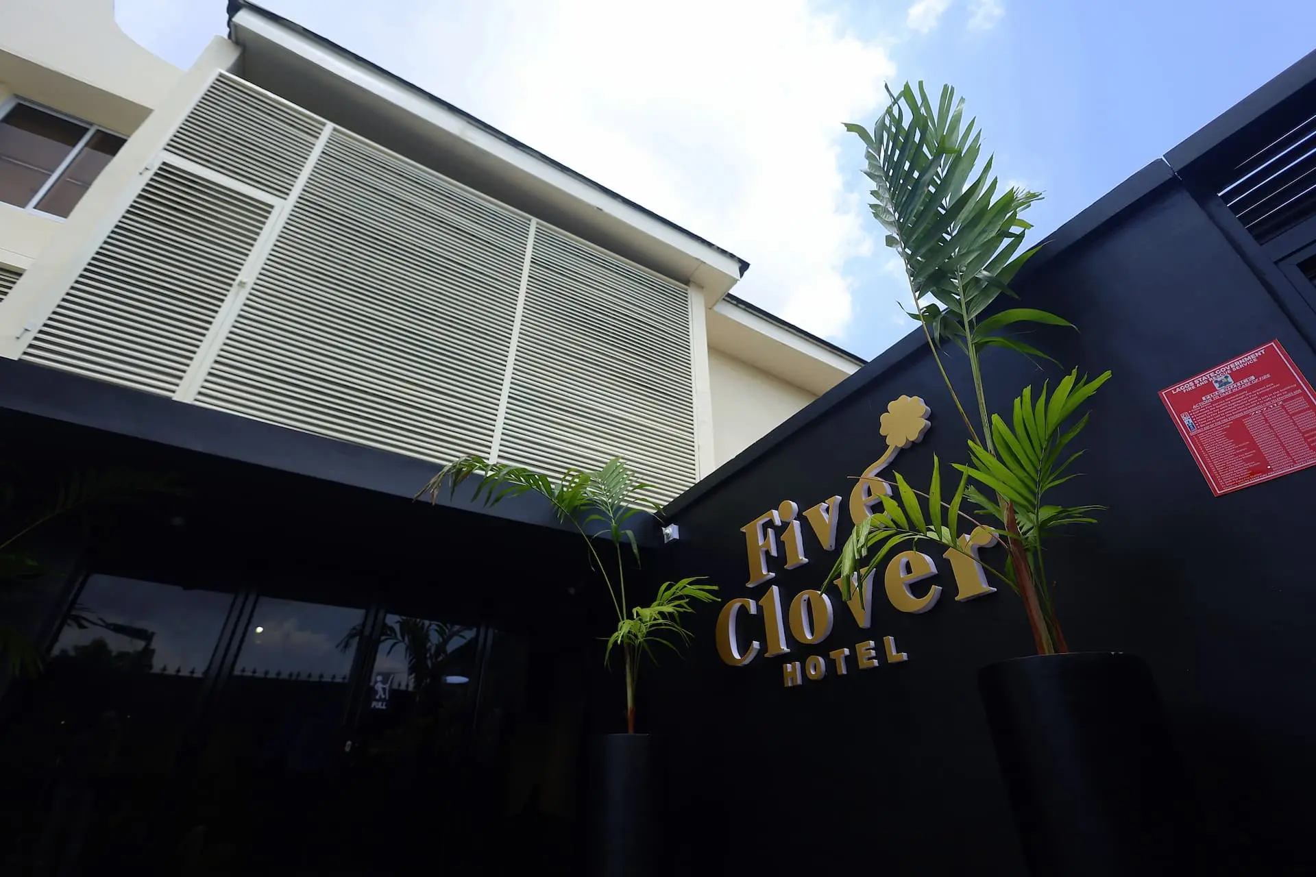 Five Clover Hotel Ilupeju - Luxury hotel in Ilupeju, Lagos with easy access to business districts